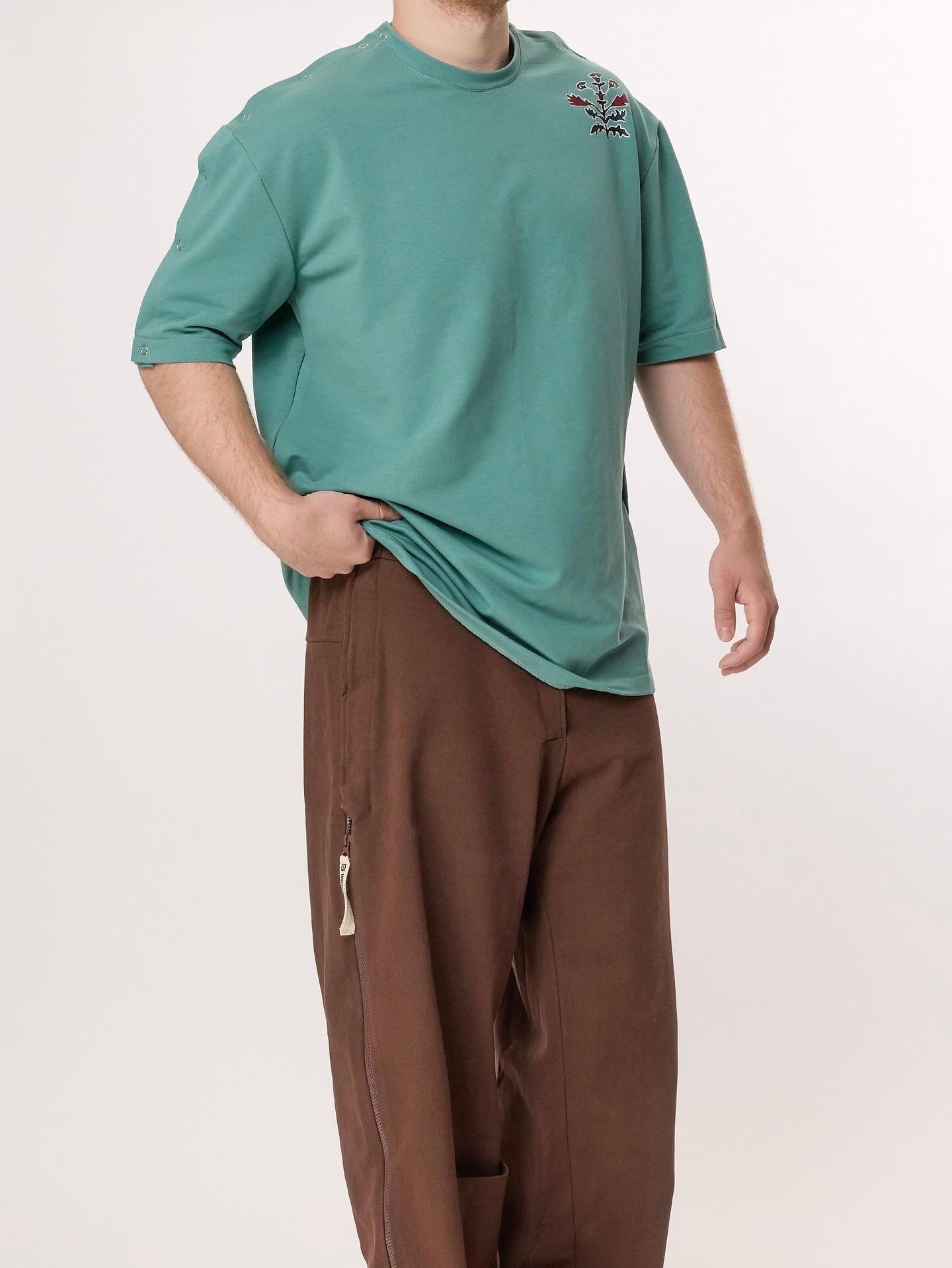 WYNflair Adaptive T-Shirt – Green, Side & Shoulder Access