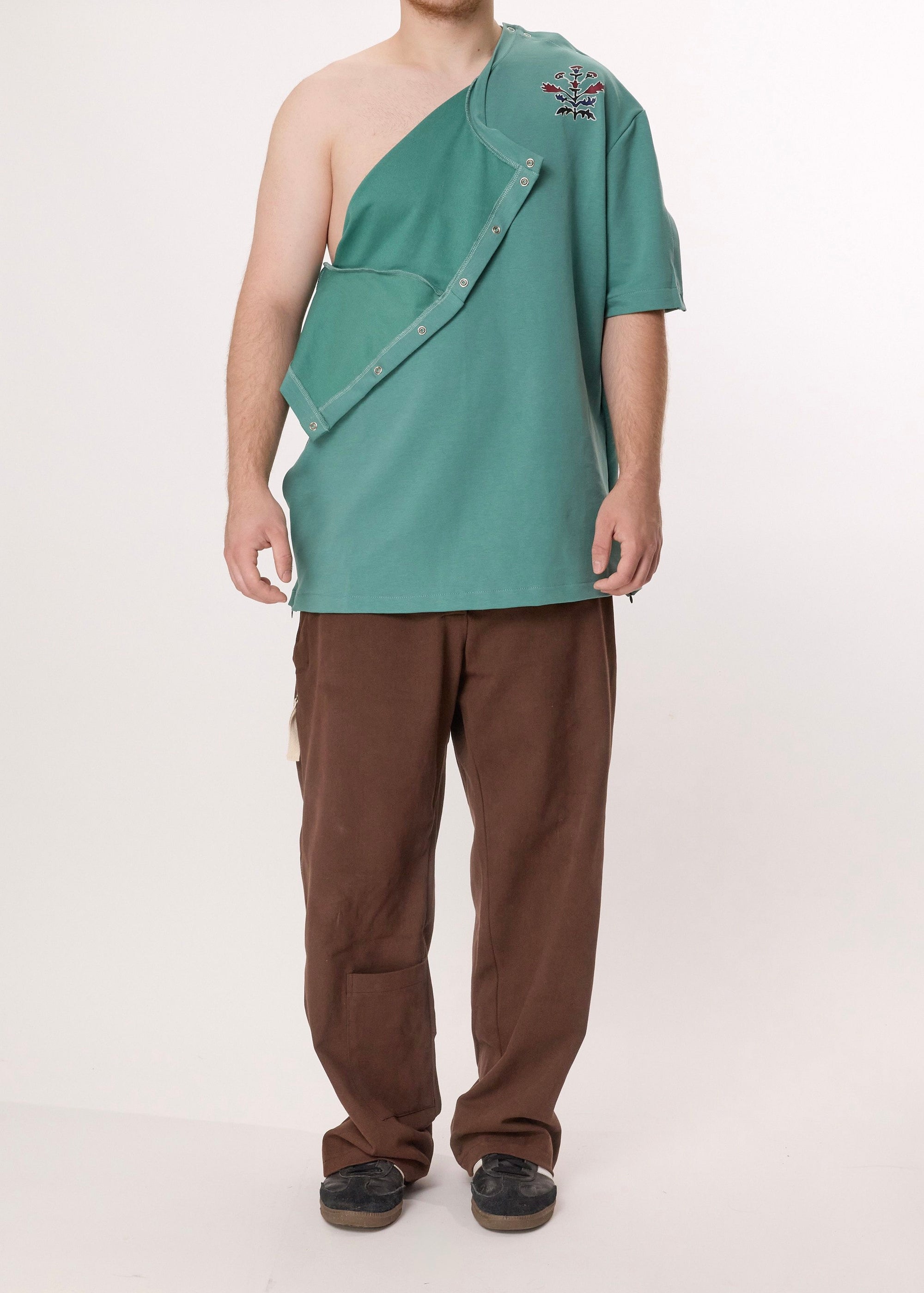 WYNflair Adaptive T-Shirt – Green, Side & Shoulder Access